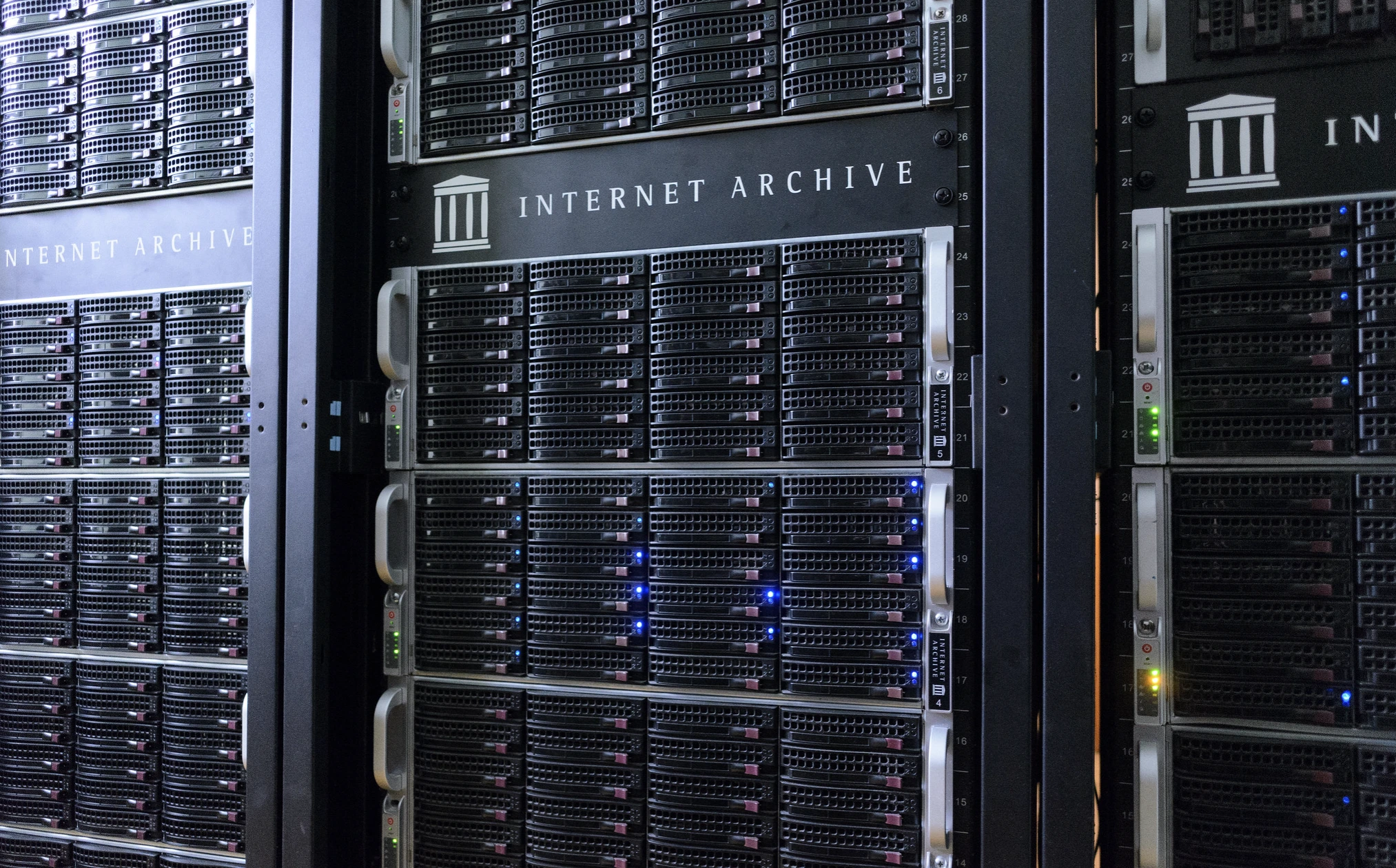 Internet Archive trpi cybernapade, hakeri &scaron;alju e-mailove
