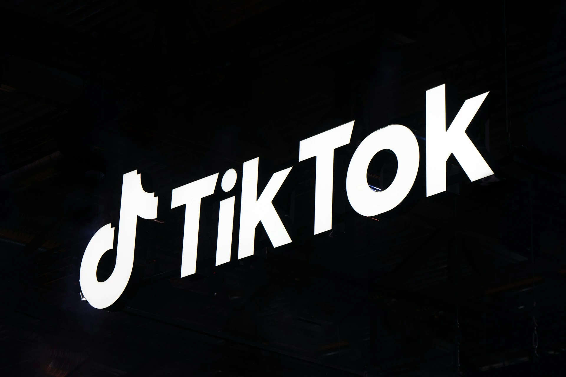 TikTok otpu&scaron;ta stotine zaposlenika zbog promjene u moderiranju sadržaja pomoću umjetne inteligencije