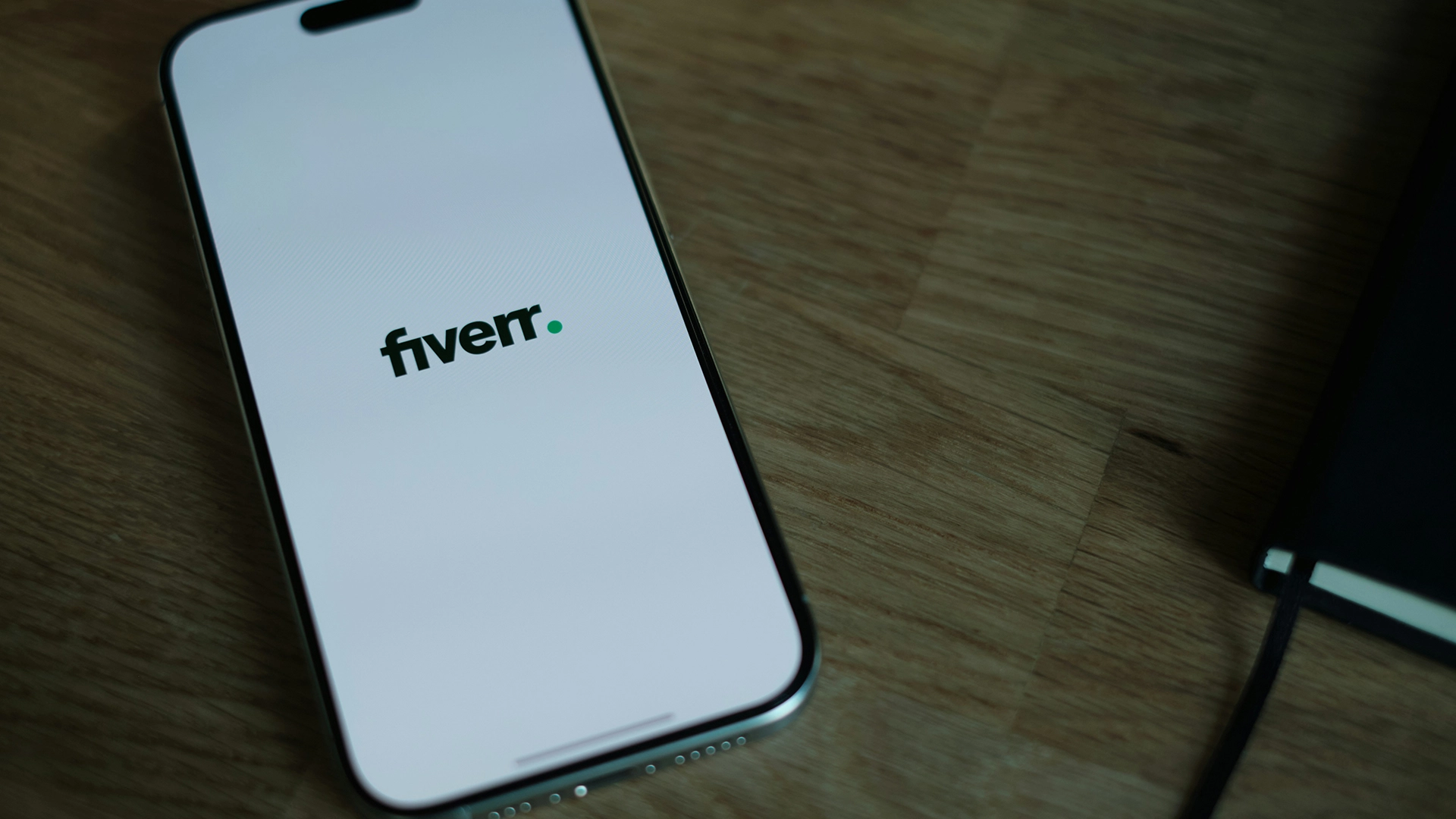 Fiverr prelazi na AI strukturu i otpu&scaron;ta 30% radne snage